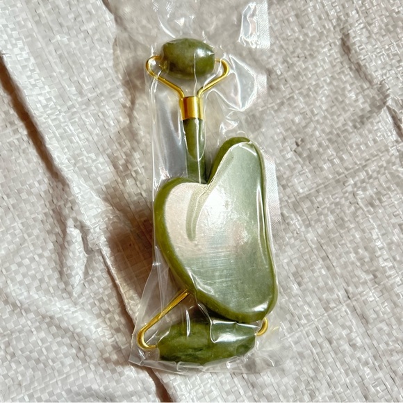 Gua Sha Facial Tool & Jade Roller, Face Roller for Wrinkles and Lifting 2 Pieces - Picture 2 of 5